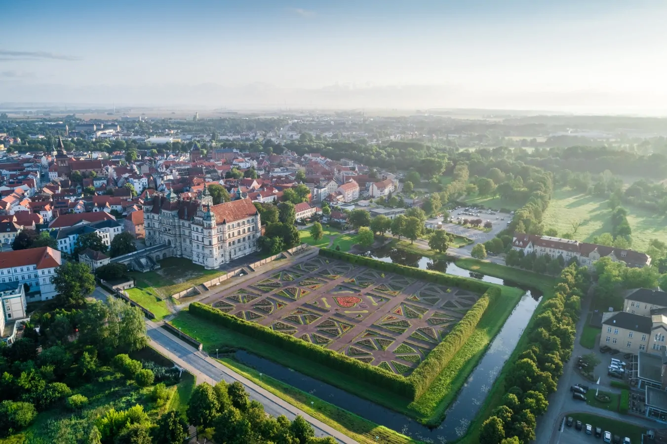 Mehr als 7.000 Wohnungen in Güstrow bekommen einen PŸUR Glasfaseranschluss