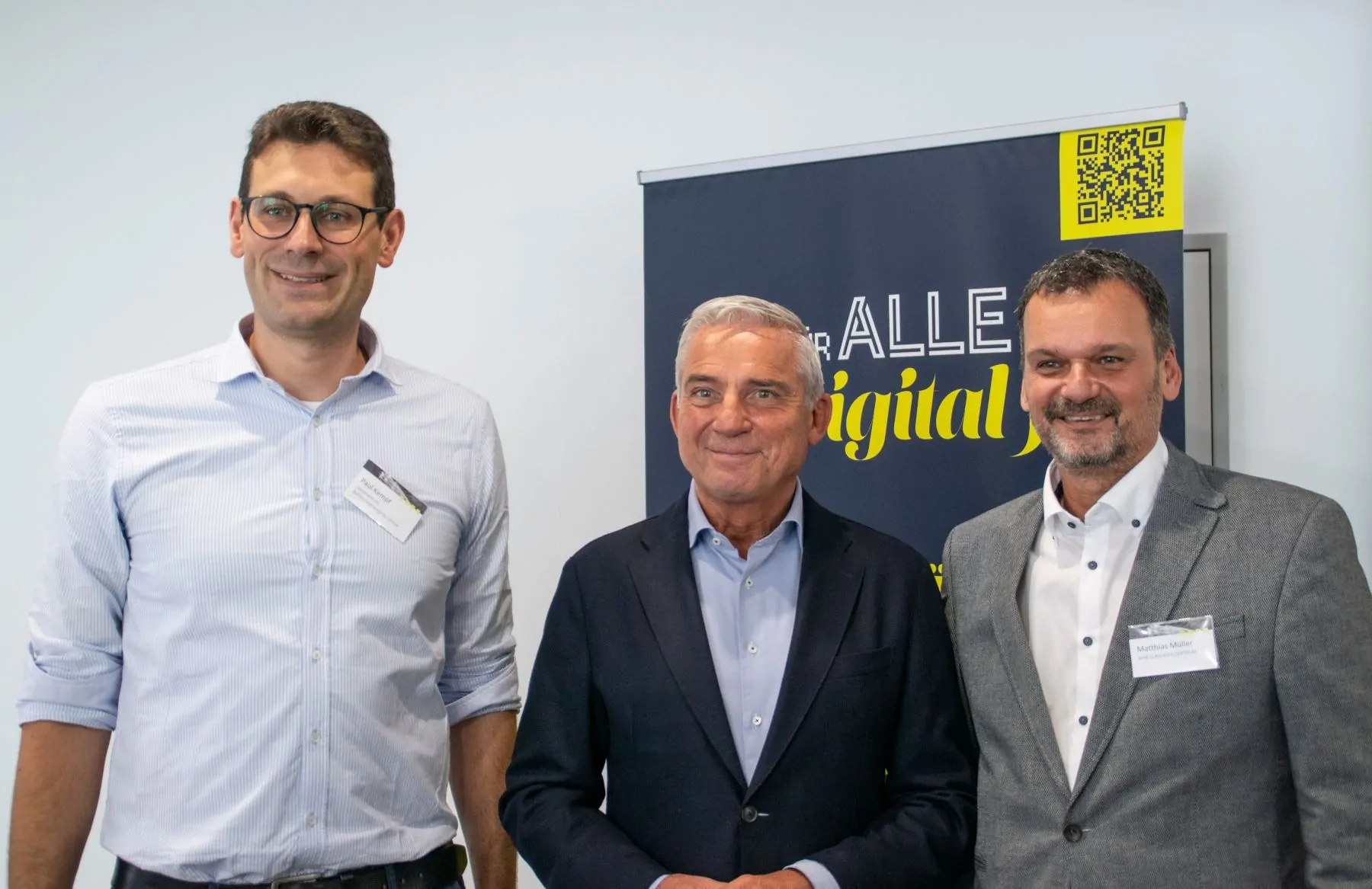 Paul Kempf, Geschäftsführer Zweckverband Breitbandversorgung Kreis Lörrach., Innenminister Thomas Strobl und Matthias Müller, Geschäftsführer der APM Kommunikations- und Sicherheitstechnik GmbH (Foto: Daniela Hör, APM)