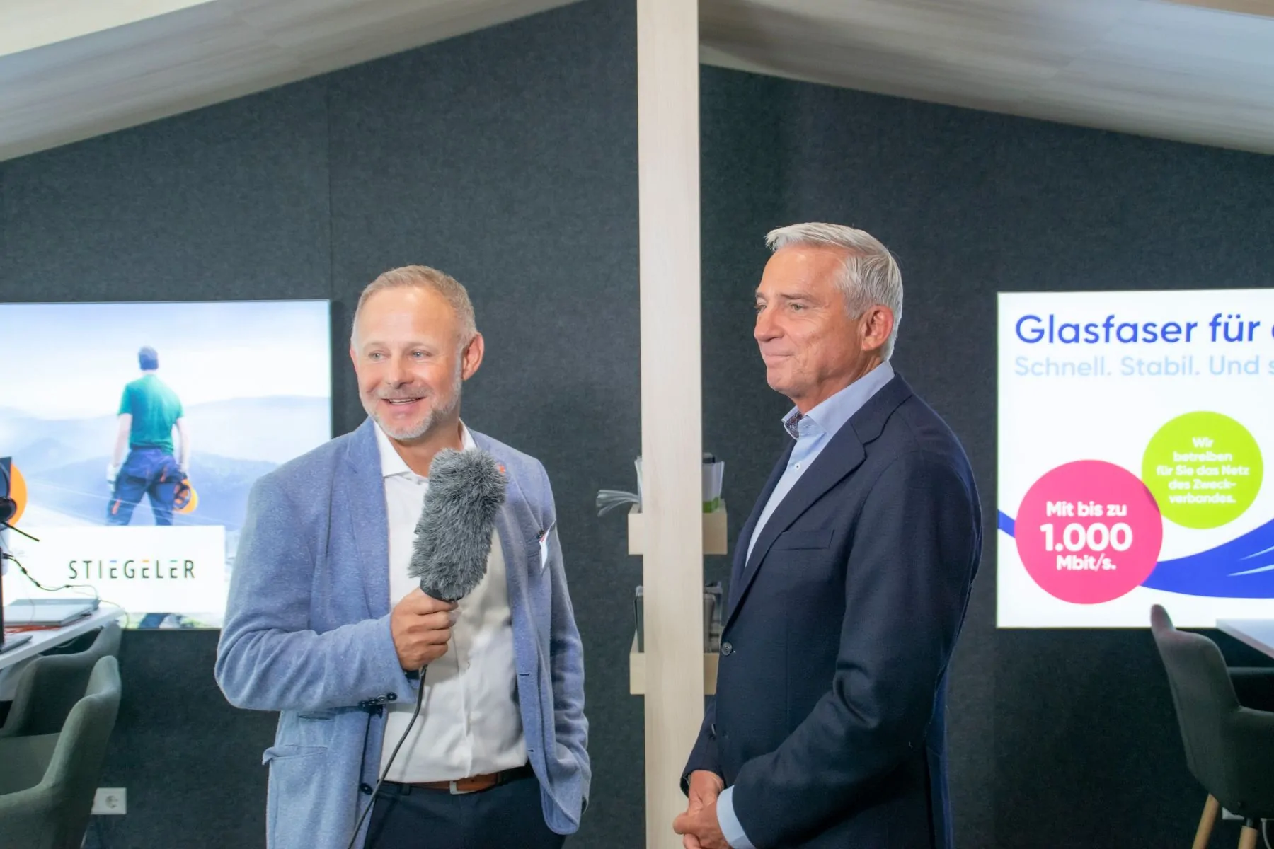 Mike Spottke, Direktor Gebietsmanagement und Mittelstandsvertrieb von Tele Columnus im Gespräch mit Baden-Württembergs Innenminister Thomas Strobl. (Foto: D. Hör, APM)