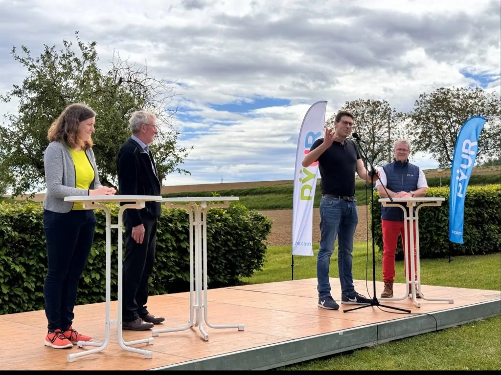 V.l.n.r.: Die Bürgermeisterin von Efringen-Kirchen Carolin Holzmüller, der Ortvorsitzender Helmut Grässlin, der Geschäftsführer des Zweckverbands Breitbandversorgung im Landkreis Lörrach Paul Kempf und Martin Richter von PŸUR.